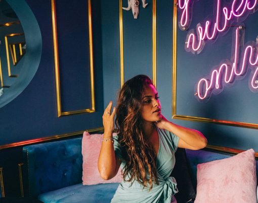 How to use neon signs for your home design