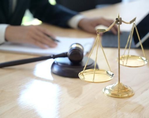 Learn About The Difference Between Lawyers And Solicitors