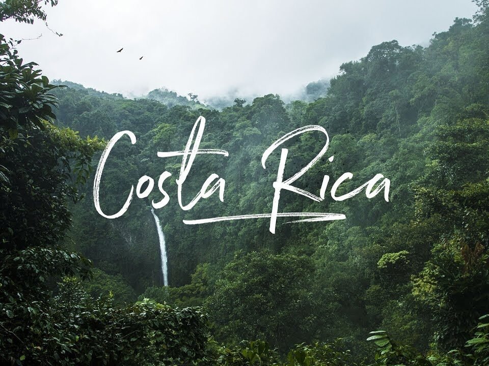 How can travellers balance relaxation and exploration while staying in a luxury villa in Costa Rica