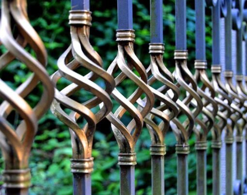 The Benefits of Surrounding Your Home With a Metal Fence