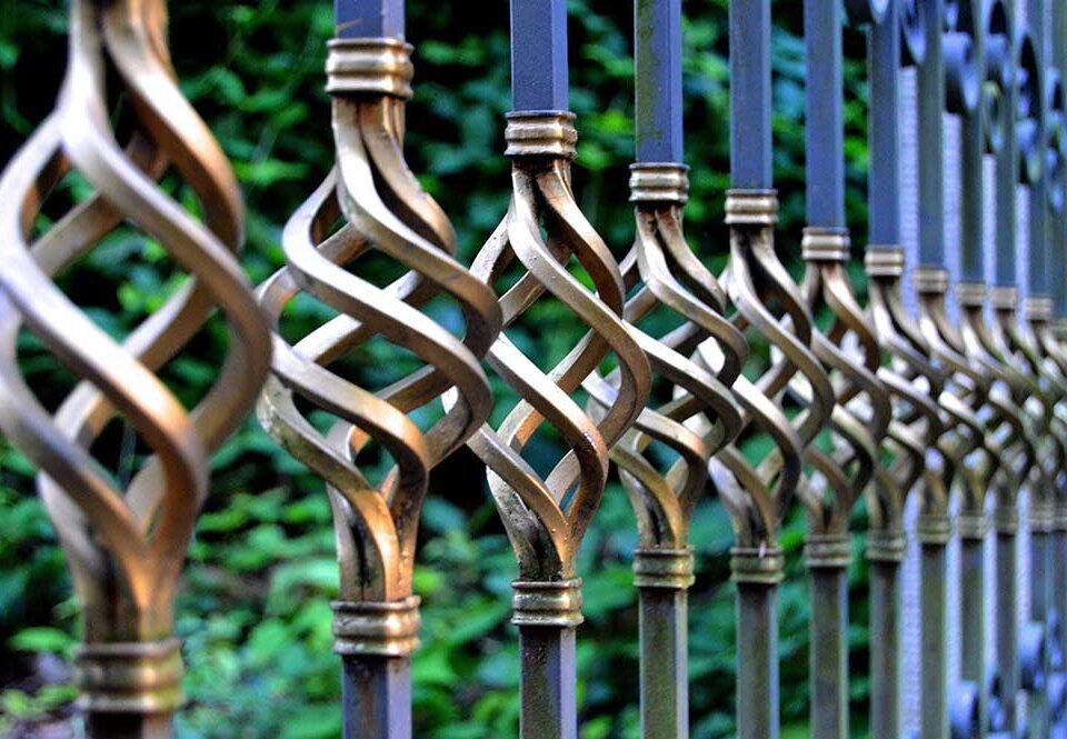 The Benefits of Surrounding Your Home With a Metal Fence