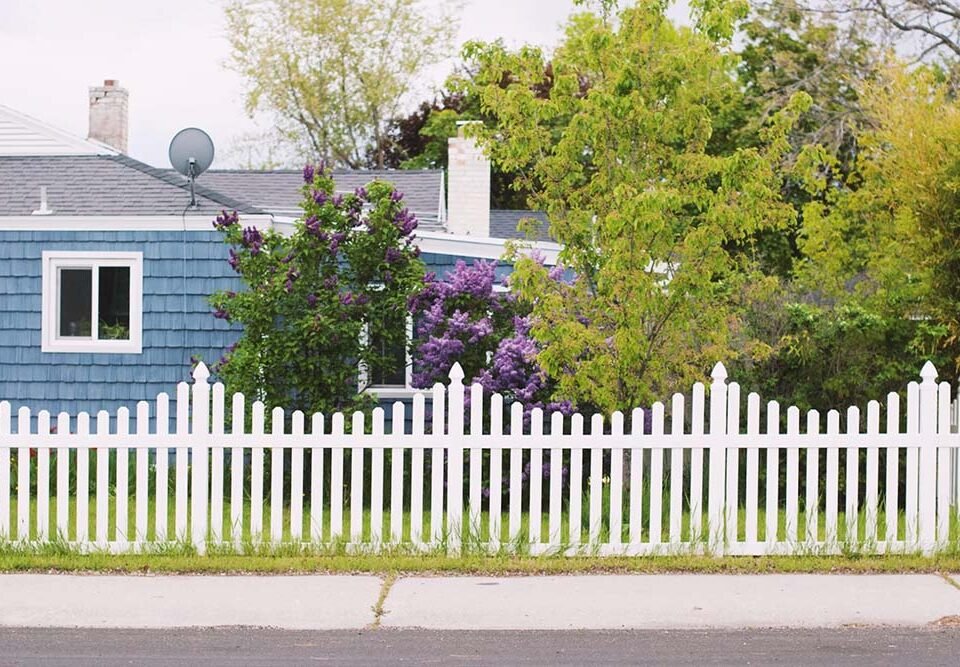 Creating a Modern and Sleek Look with a Black Aluminum Fence