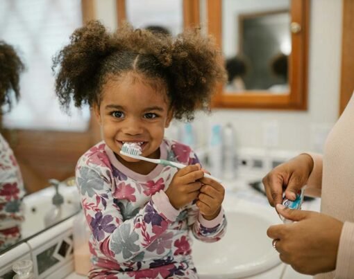 kids brushing teeth